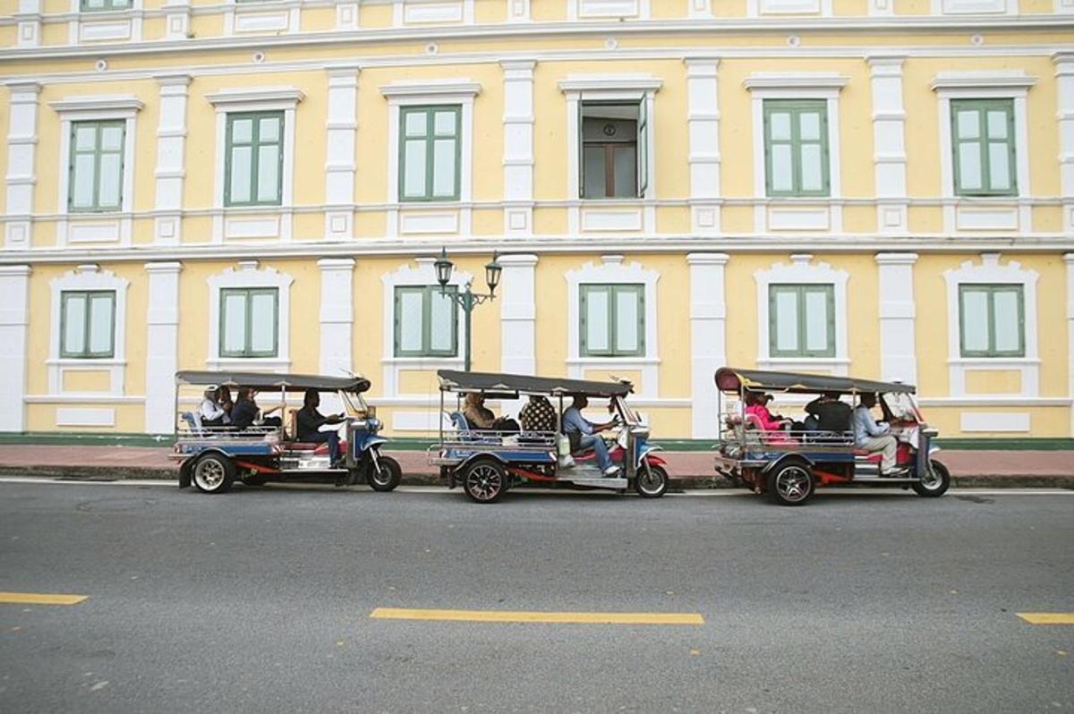 Tri golf kolica parkirana ispred zgrade