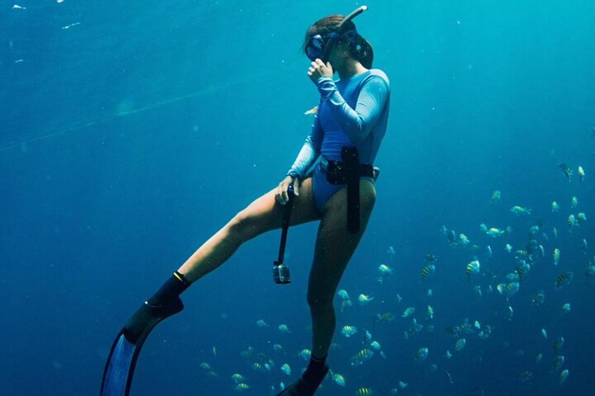 una donna è in piedi nell'acqua con un autorespiratore