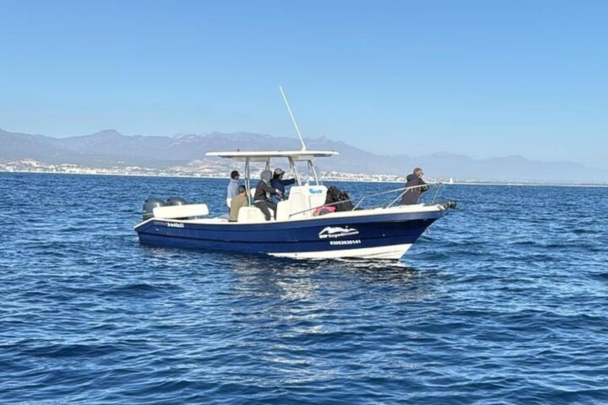 un grupo de personas en un barco en el agua