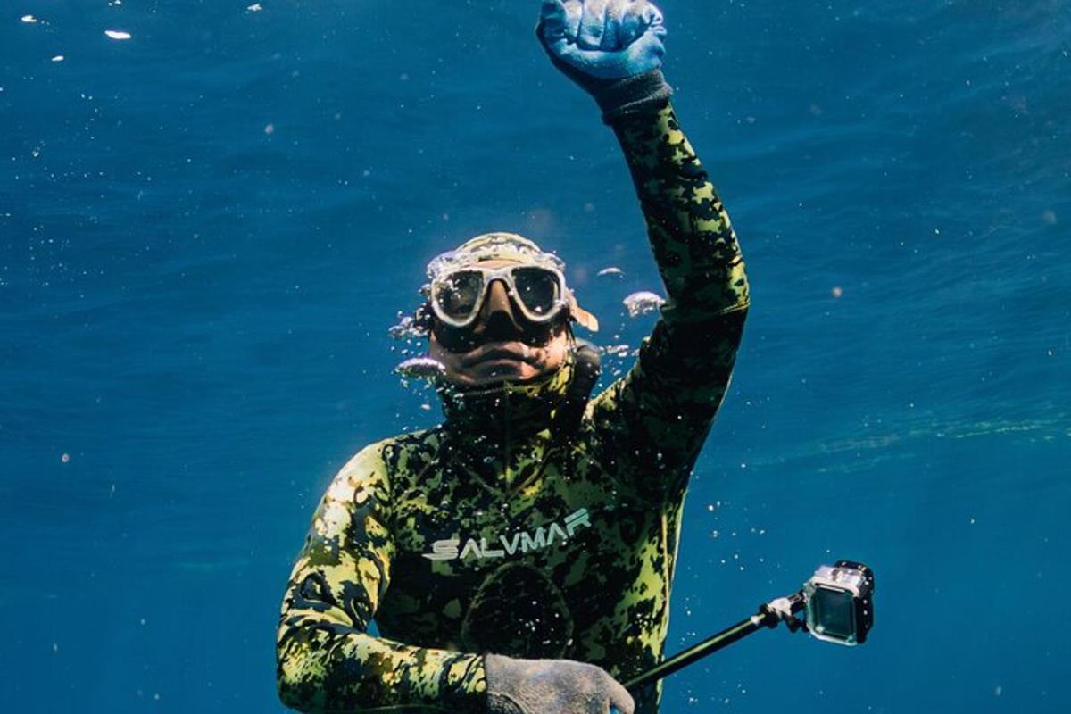 un uomo è in acqua con la mano nell'acqua