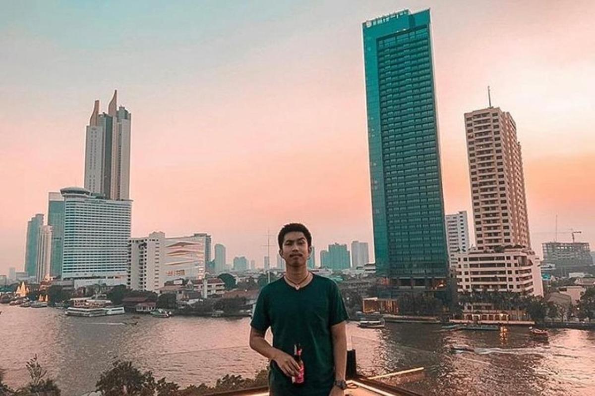 một người đàn ông đứng trước đường chân trời của thành phố