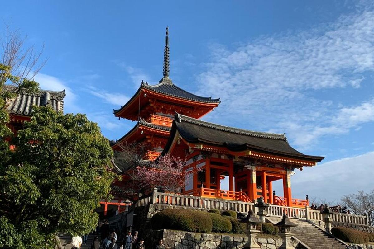 um grande edifício laranja com uma torre no topo