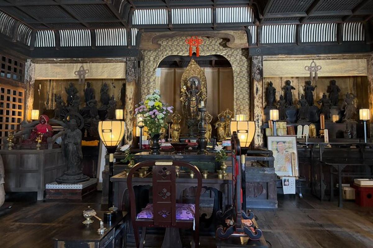 una grande stanza con molte statue al suo interno