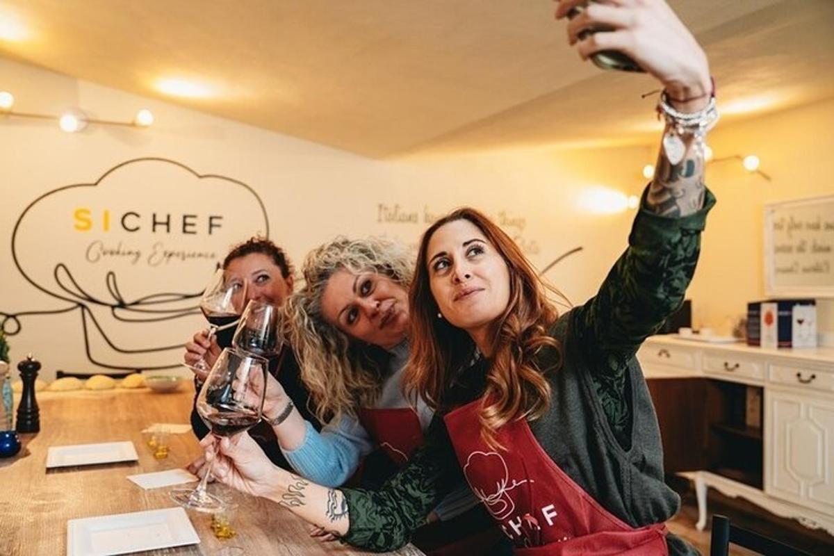 Tres mujeres de pie en un bar sosteniendo copas de vino
