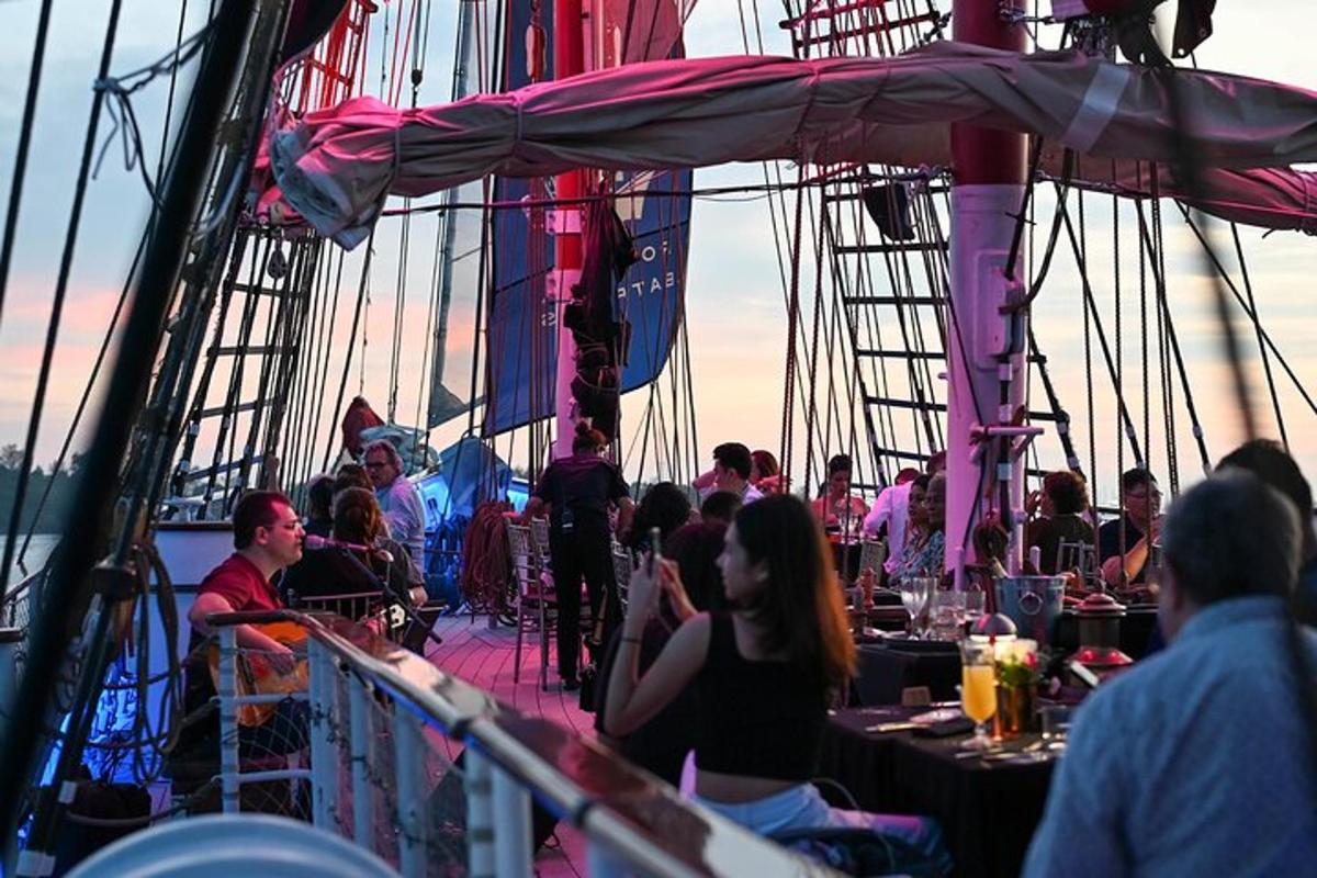 um grupo de pessoas sentadas no convés de um barco