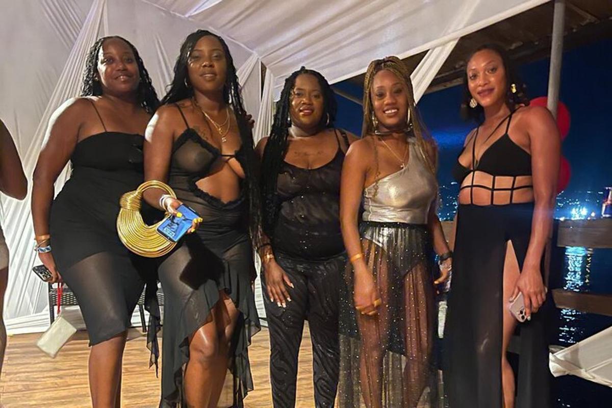 Un grupo de mujeres de pie en una pista de baile.