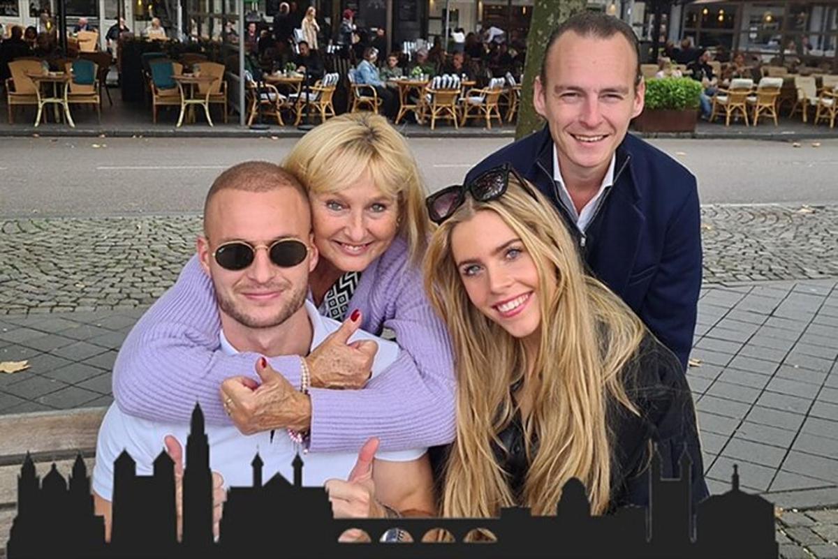 een groep mensen die poseren voor een foto