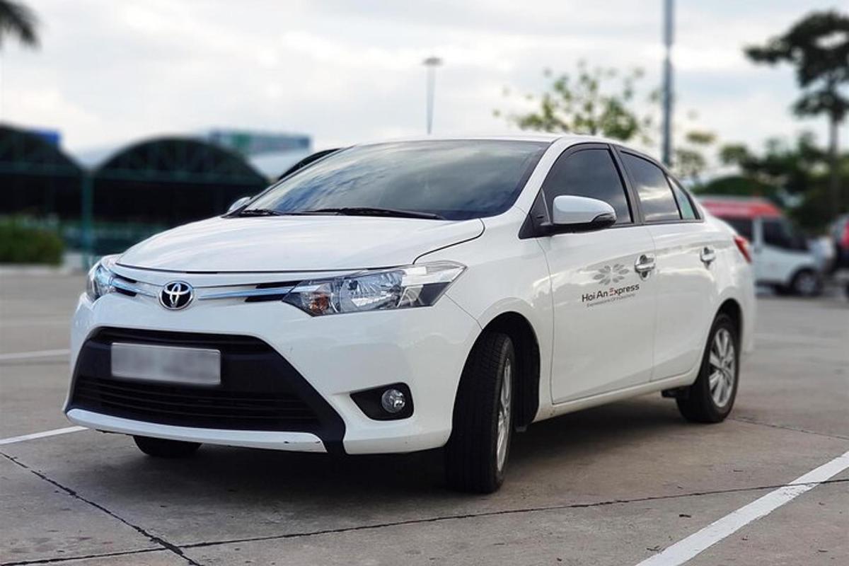 biele auto zaparkované na parkovisku