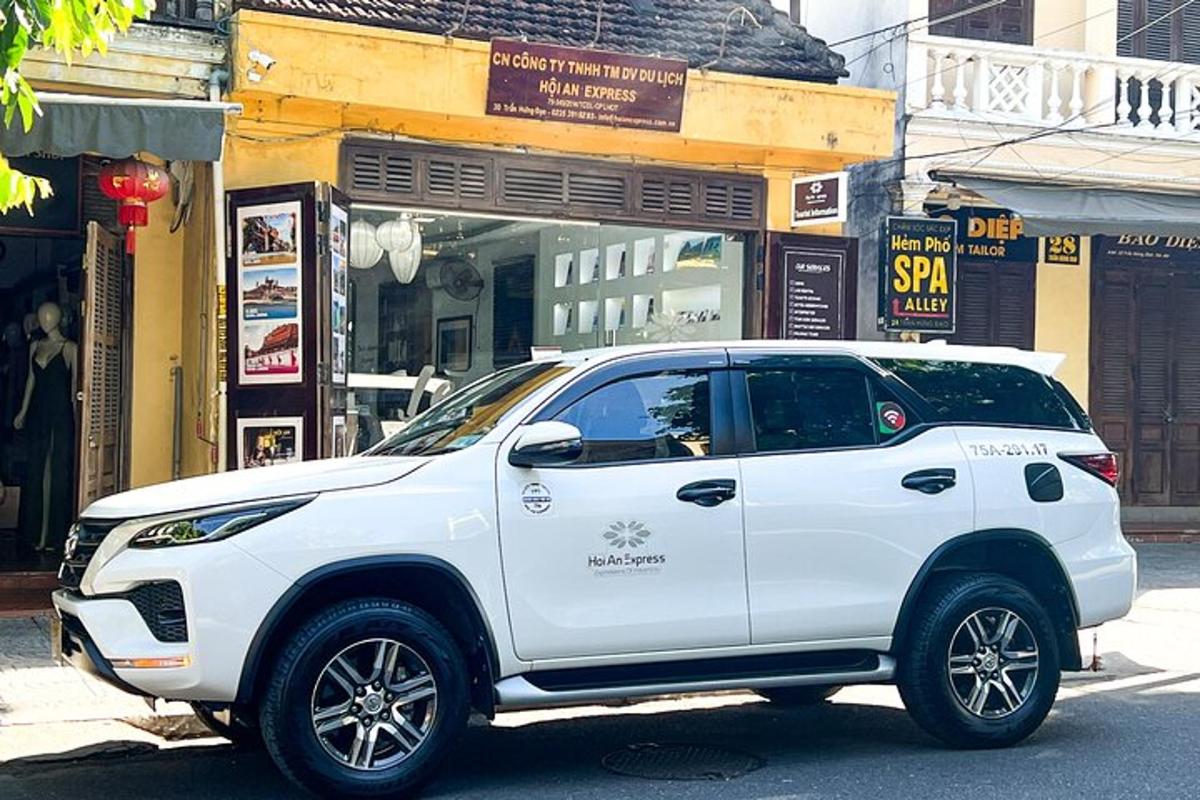 一辆白色 SUV 停在城市街道上