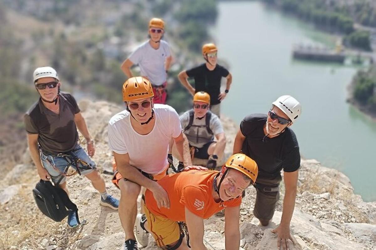 isang grupo ng mga tao sa tuktok ng isang bundok