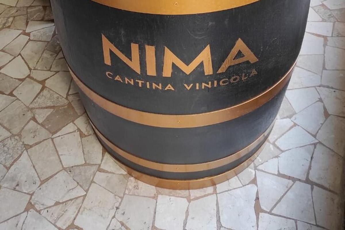 una grande botte di vino appoggiata su un pavimento piastrellato