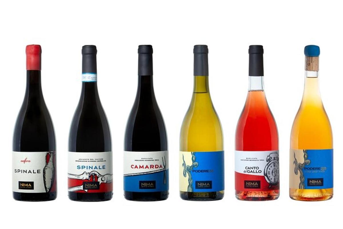 un gruppo di bottiglie di vino con etichette sopra