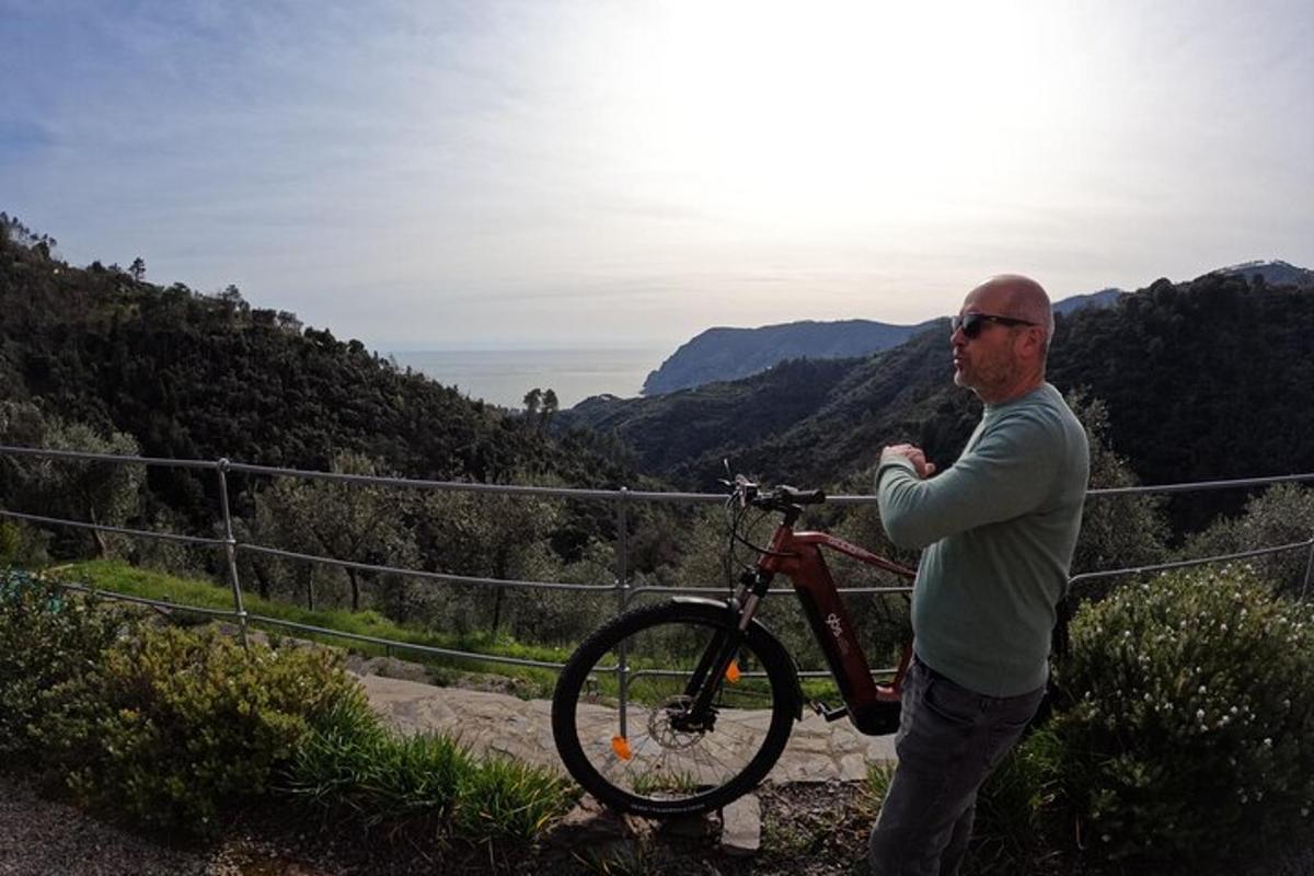 un hombre tomando una foto de una bicicleta