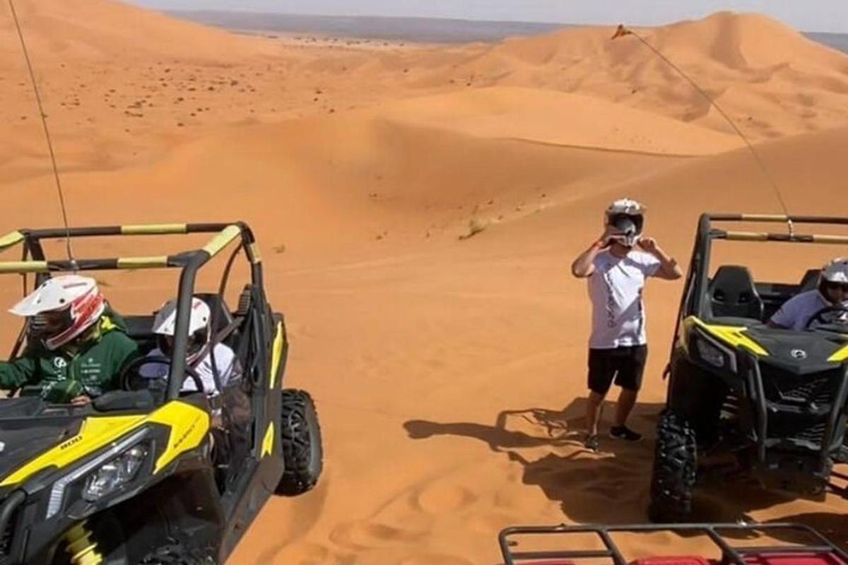 mees pildistab kõrbes kahte ATV-d