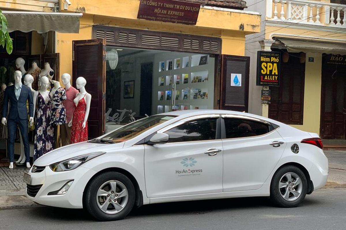 o mașină albă parcată în fața unui magazin