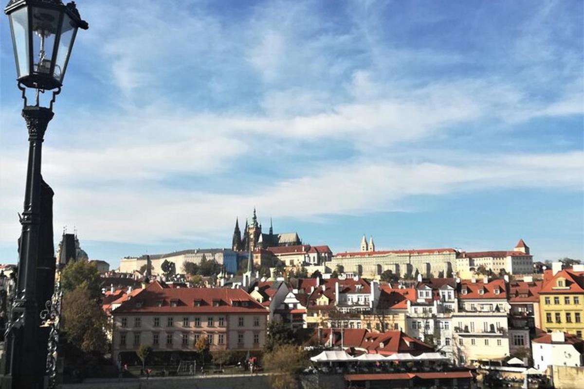 pohľad na mesto s pouličným osvetlením a budovami