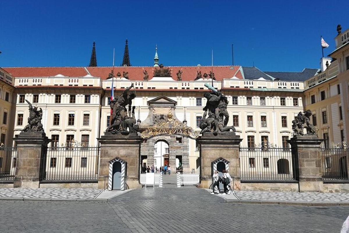 o clădire mare cu o statuie în fața ei