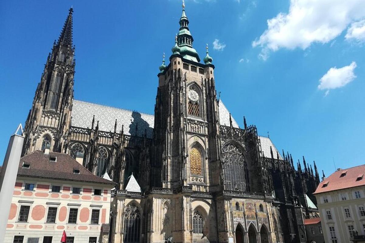 veľká katedrála s hodinovou vežou na vrchole