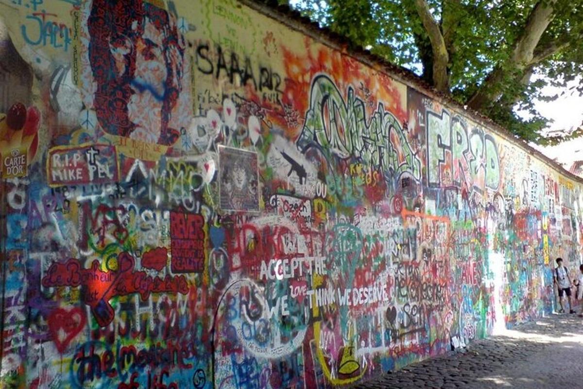siena, kas no sāniem pārklāta ar grafiti