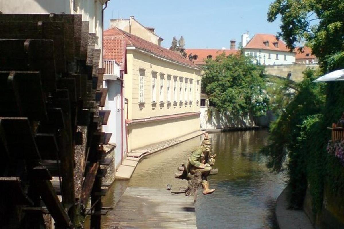 pohľad na rieku s ľuďmi stojacimi na moste