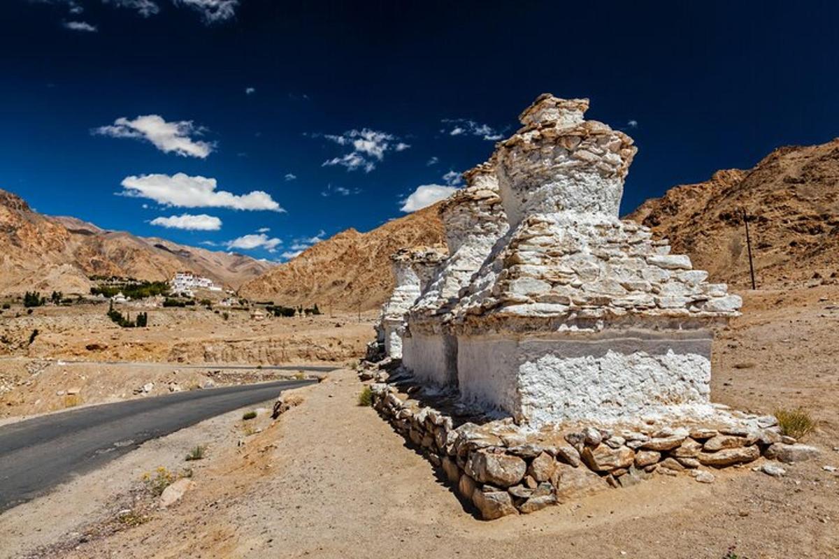 un antic edifici de pedra a la vora d'una carretera