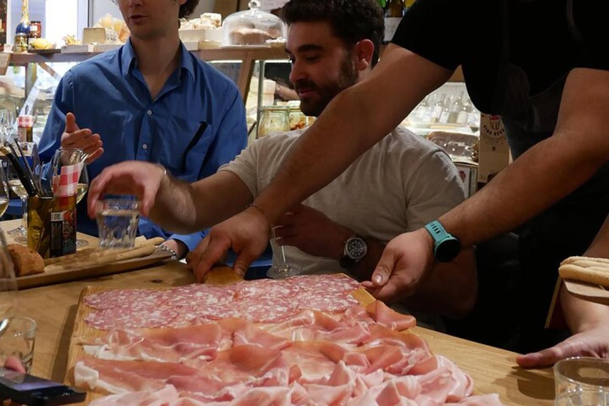 Un grupo de personas de pie alrededor de una mesa con un pastel.
