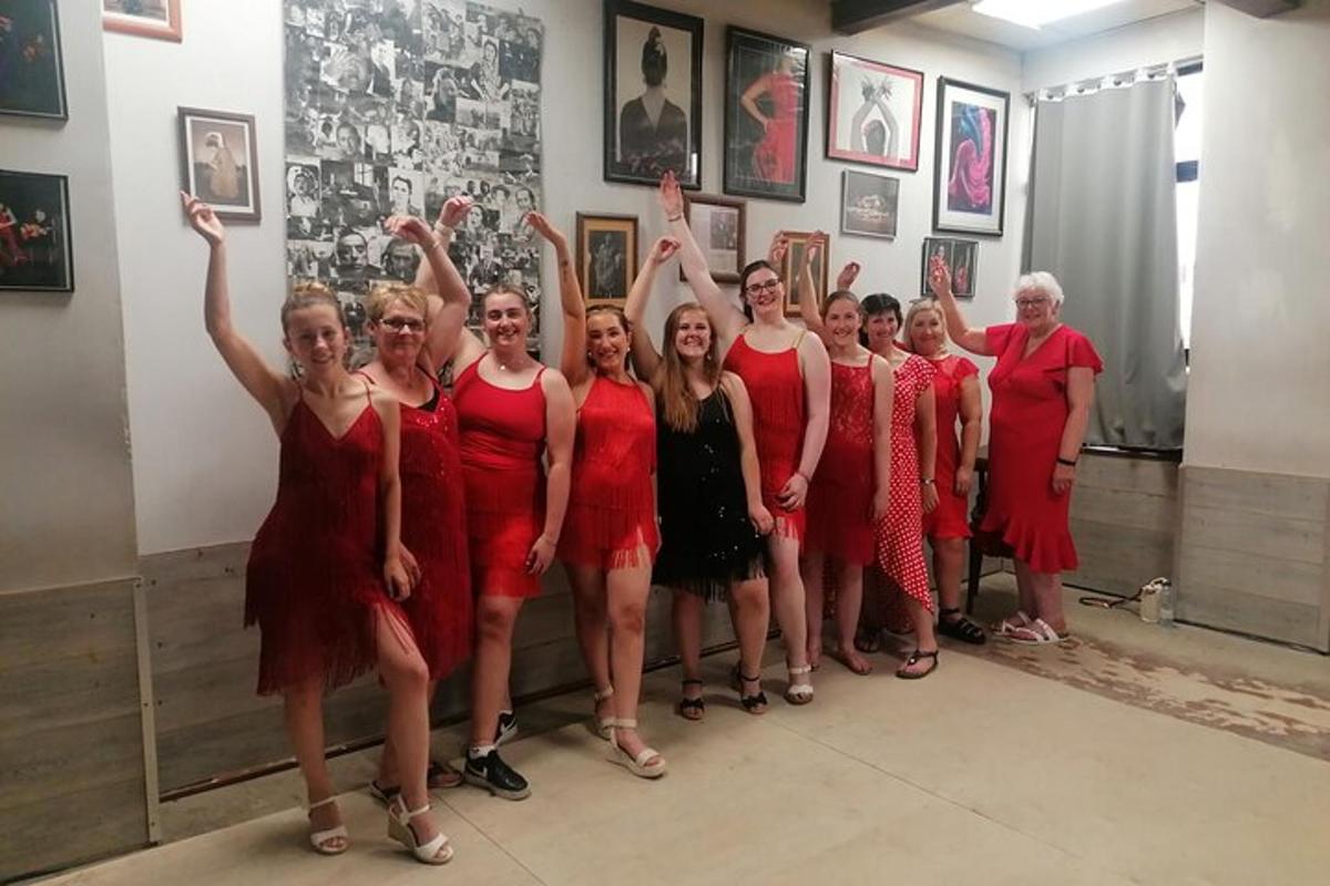 un gruppo di donne in abiti rossi che posano per una foto