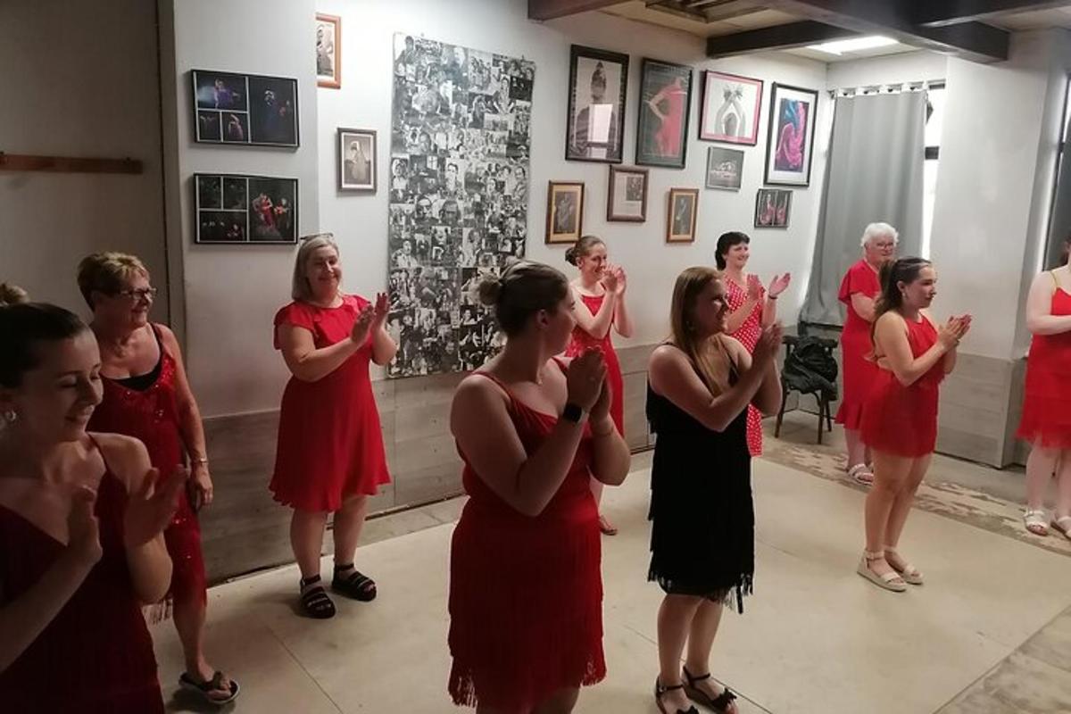 eine Gruppe von Frauen, die vor einem Spiegel tanzen