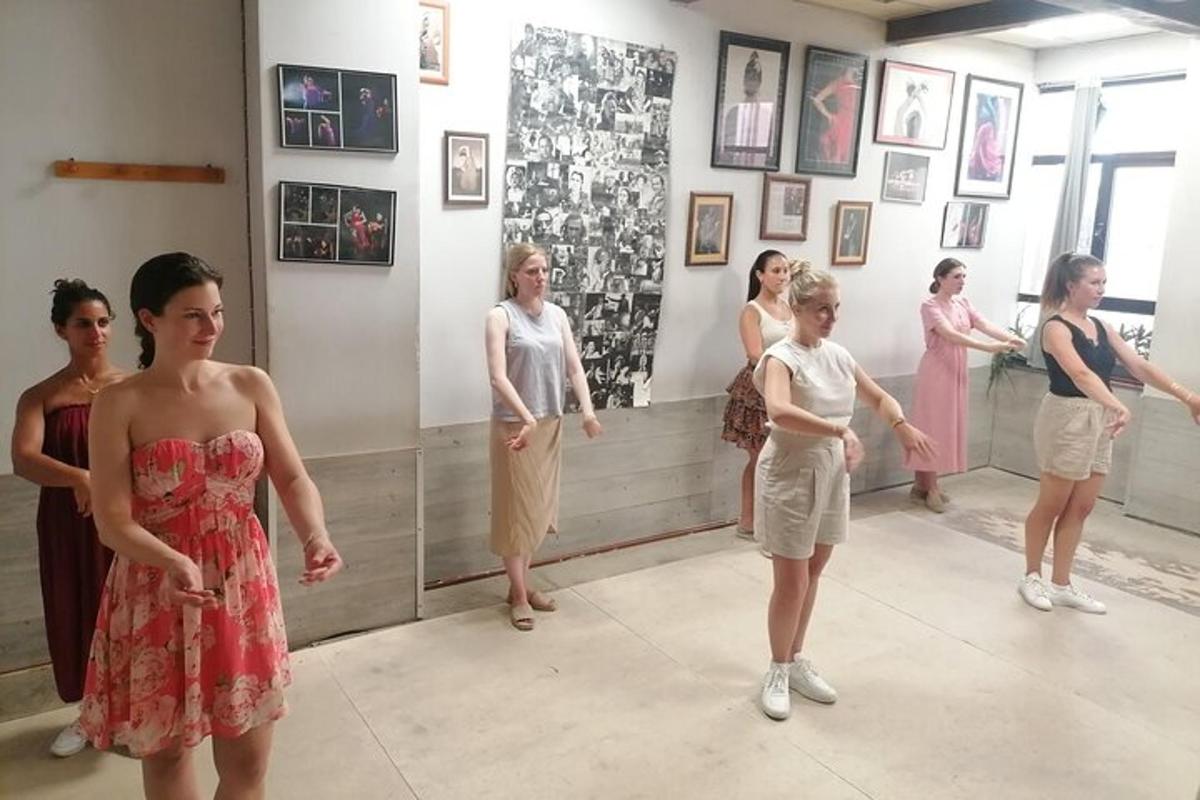 un gruppo di donne che ballano in una stanza