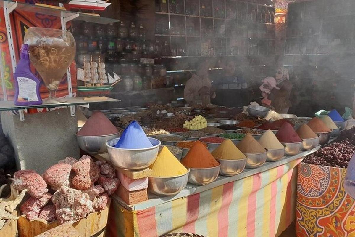 μια έκθεση σε μια αγορά γεμάτη με πολλά τρόφιμα