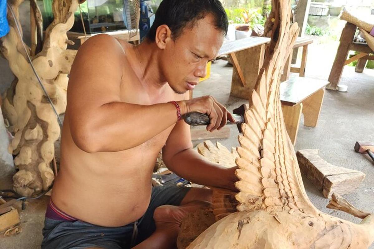 seorang lelaki tidak berbaju sedang mengerjakan objek kayu