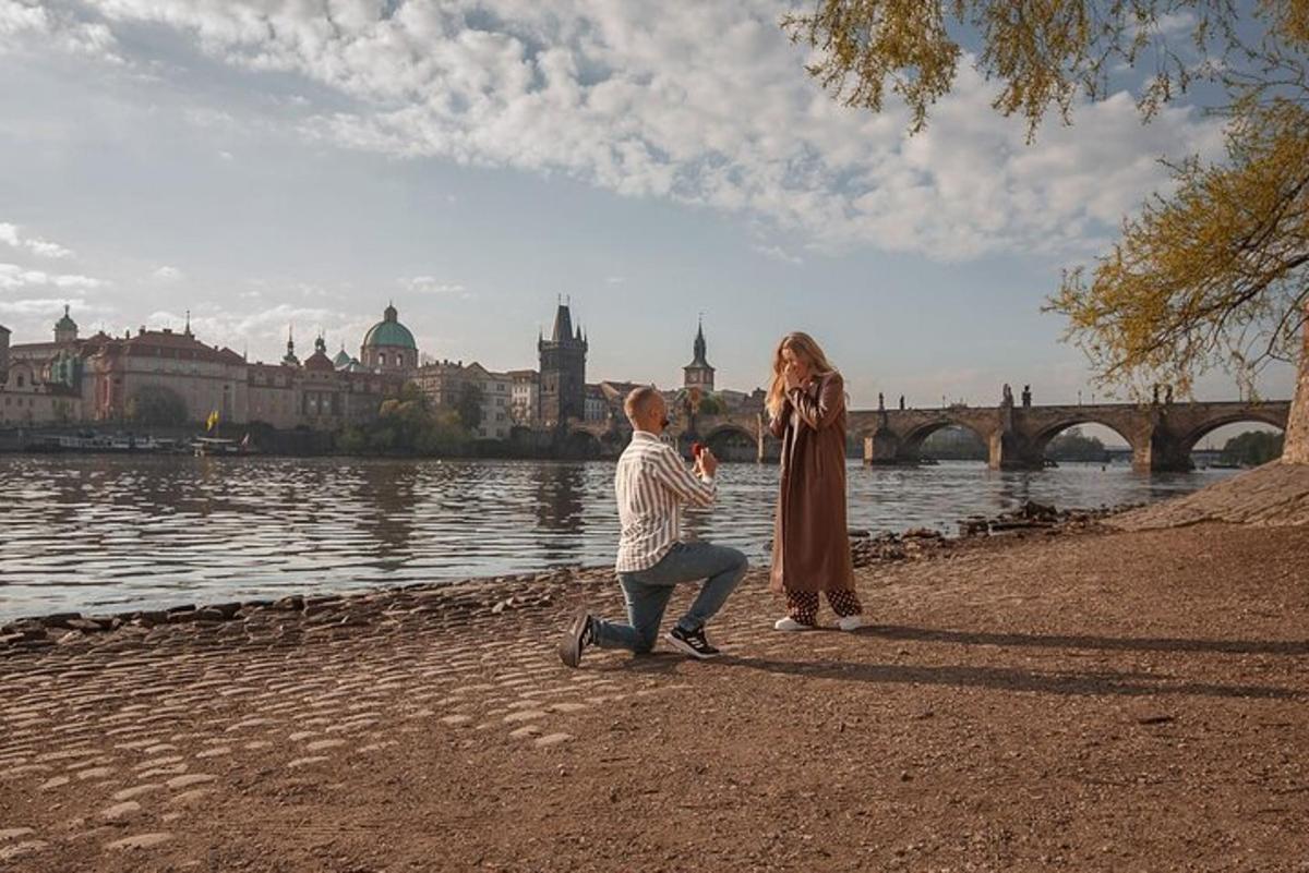 un uomo che scatta una foto a una donna vicino all'acqua