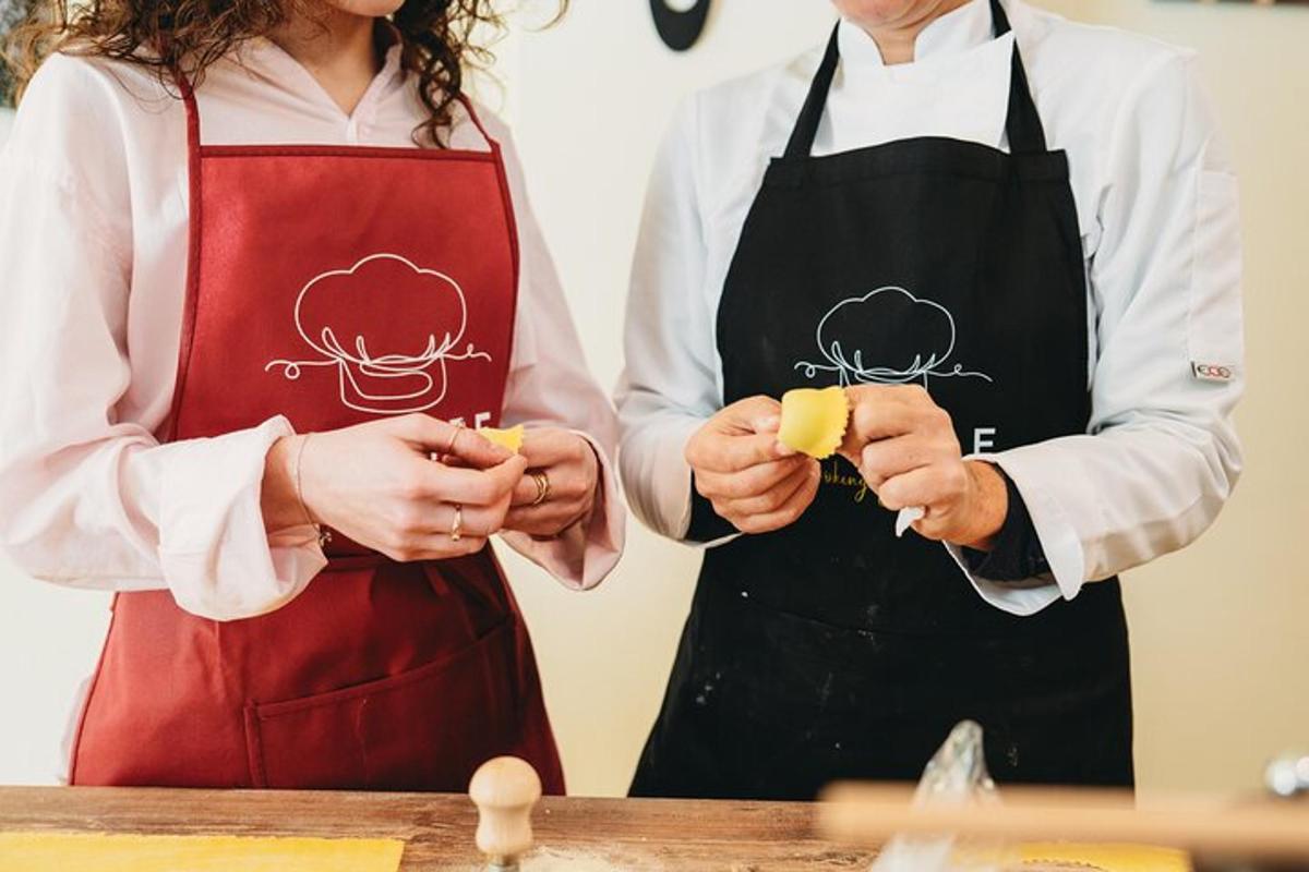 due donne in grembiule che tengono il cibo in mano
