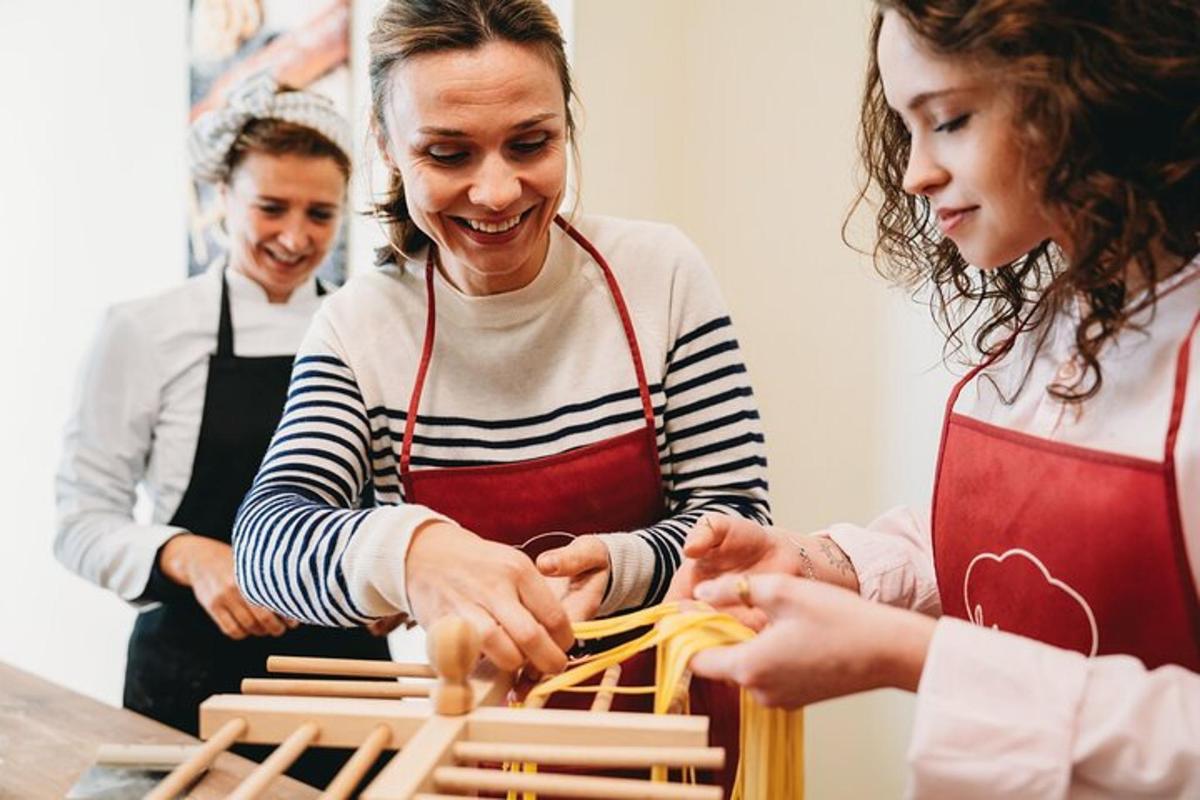 un gruppo di persone in cucina che preparano il cibo
