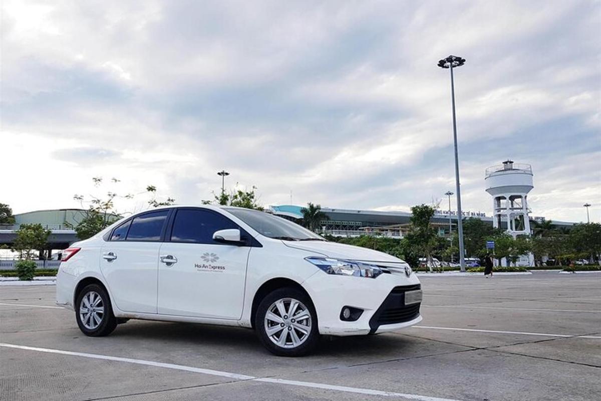 Un coche blanco estacionado en un estacionamiento