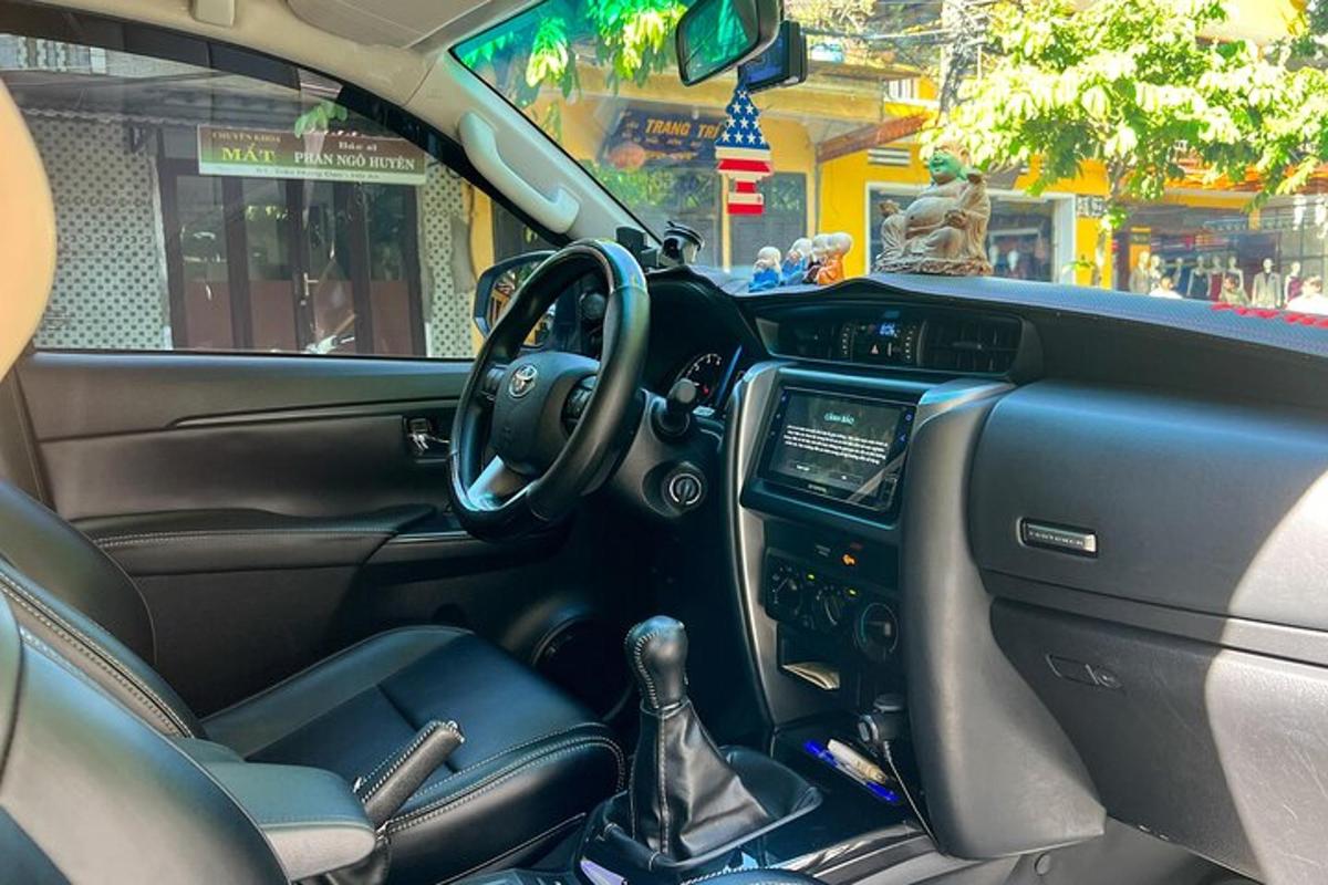 ein Armaturenbrett eines auf einer Straße geparkten Autos