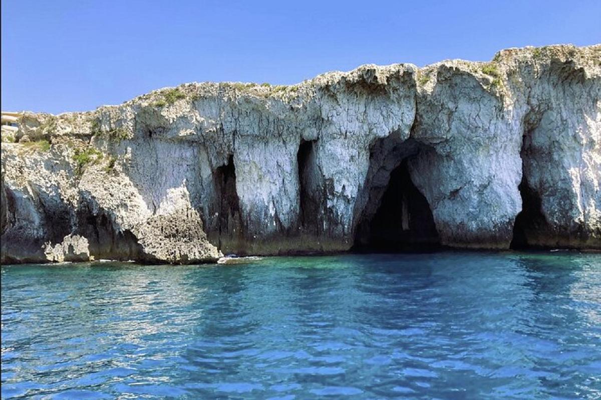 una gran cueva en medio del agua