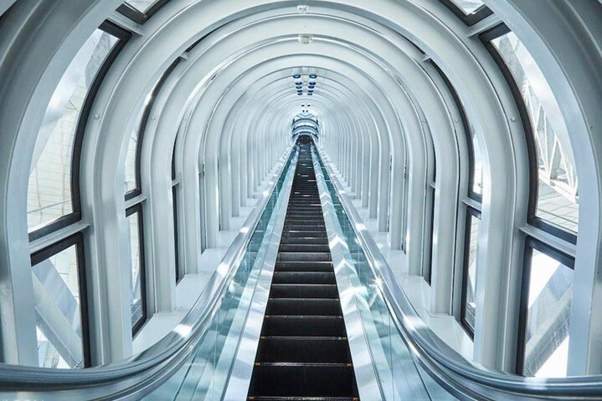 Un largo pasillo con escaleras en un edificio.
