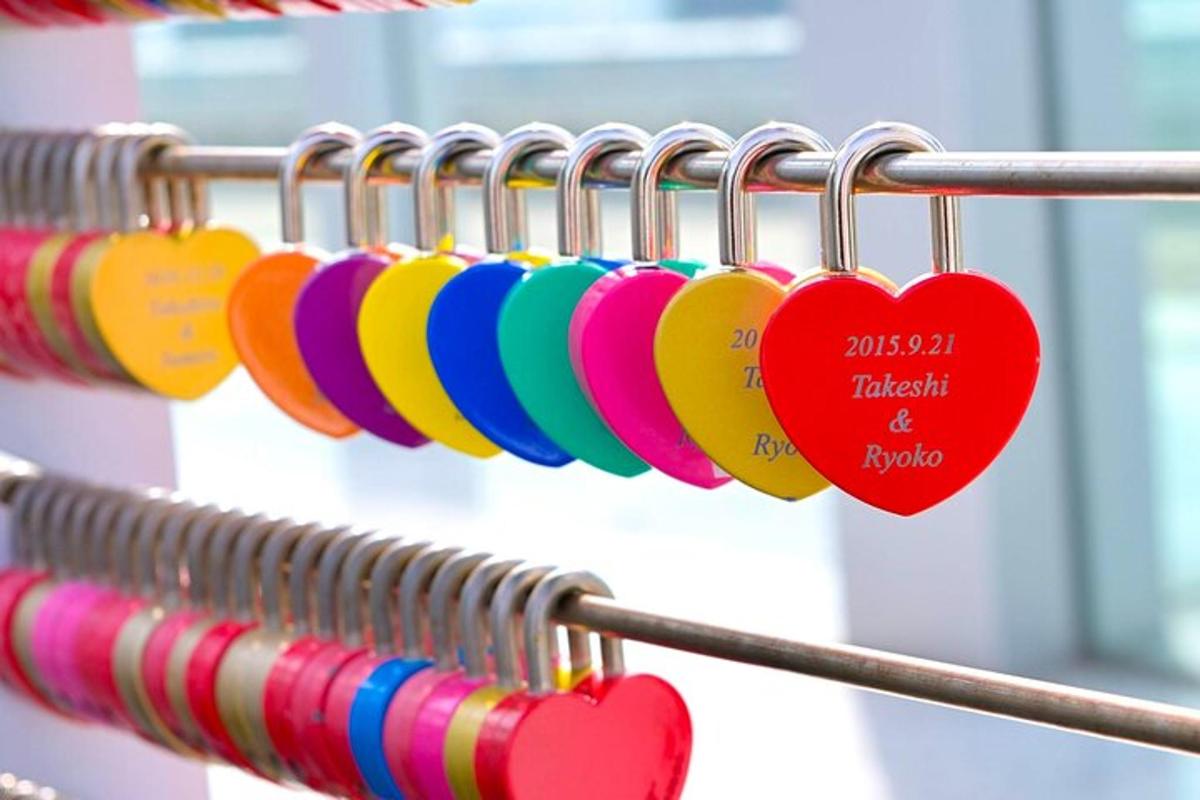 Un montón de corazones están colgados en un estante