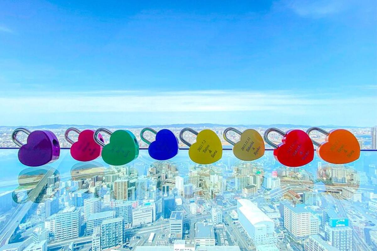 Un grupo de corazones sentados en la cima de una ciudad.