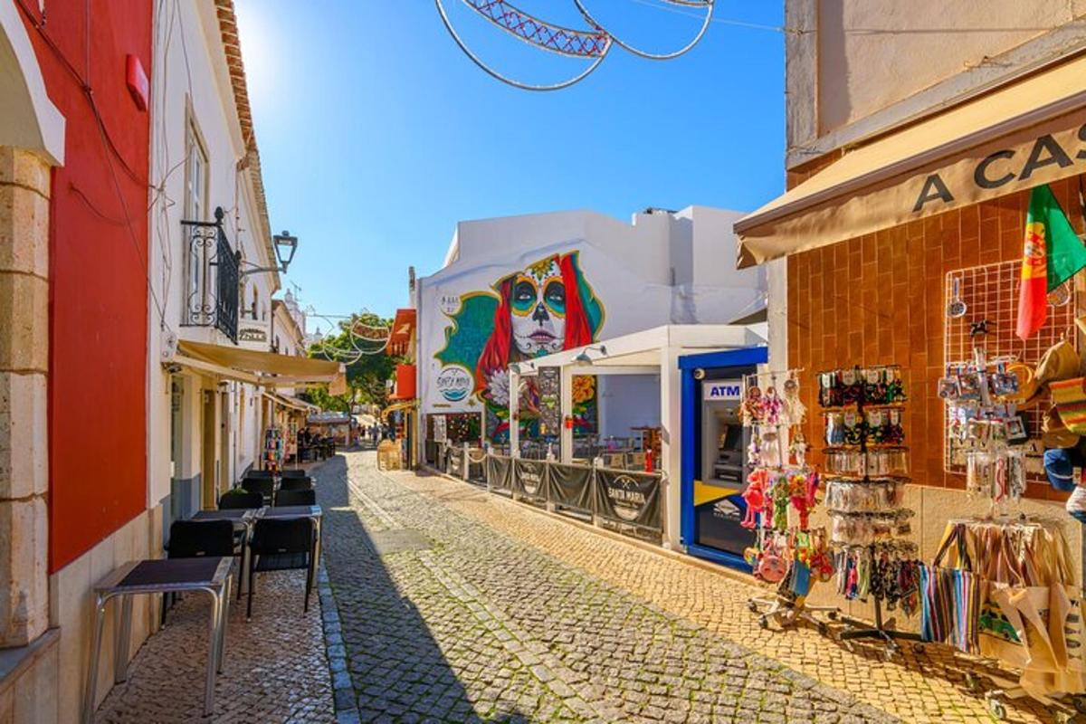 ένας πλακόστρωτος δρόμος σε μια πόλη με καταστήματα