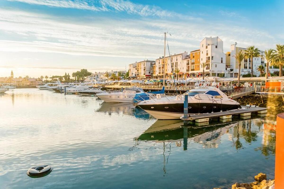 μια ομάδα σκαφών είναι αγκυροβολημένη σε μια μαρίνα