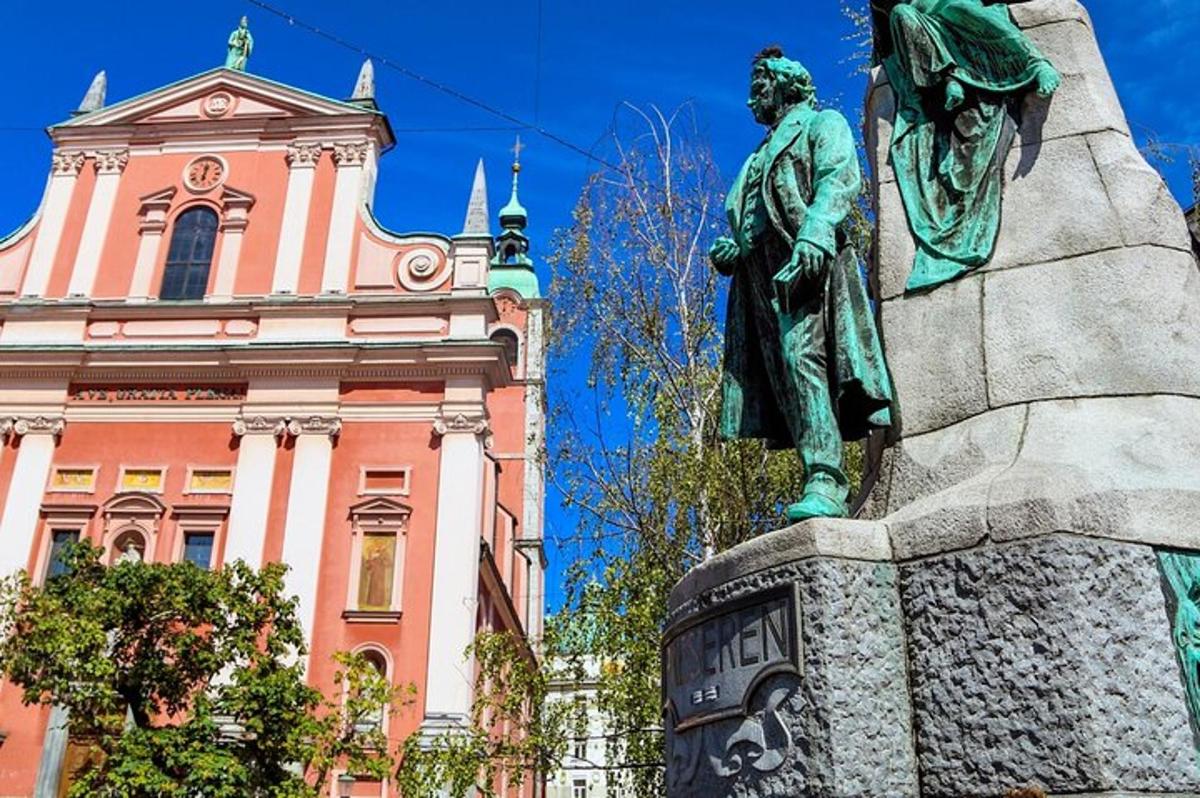 una estàtua d'un home davant d'un edifici