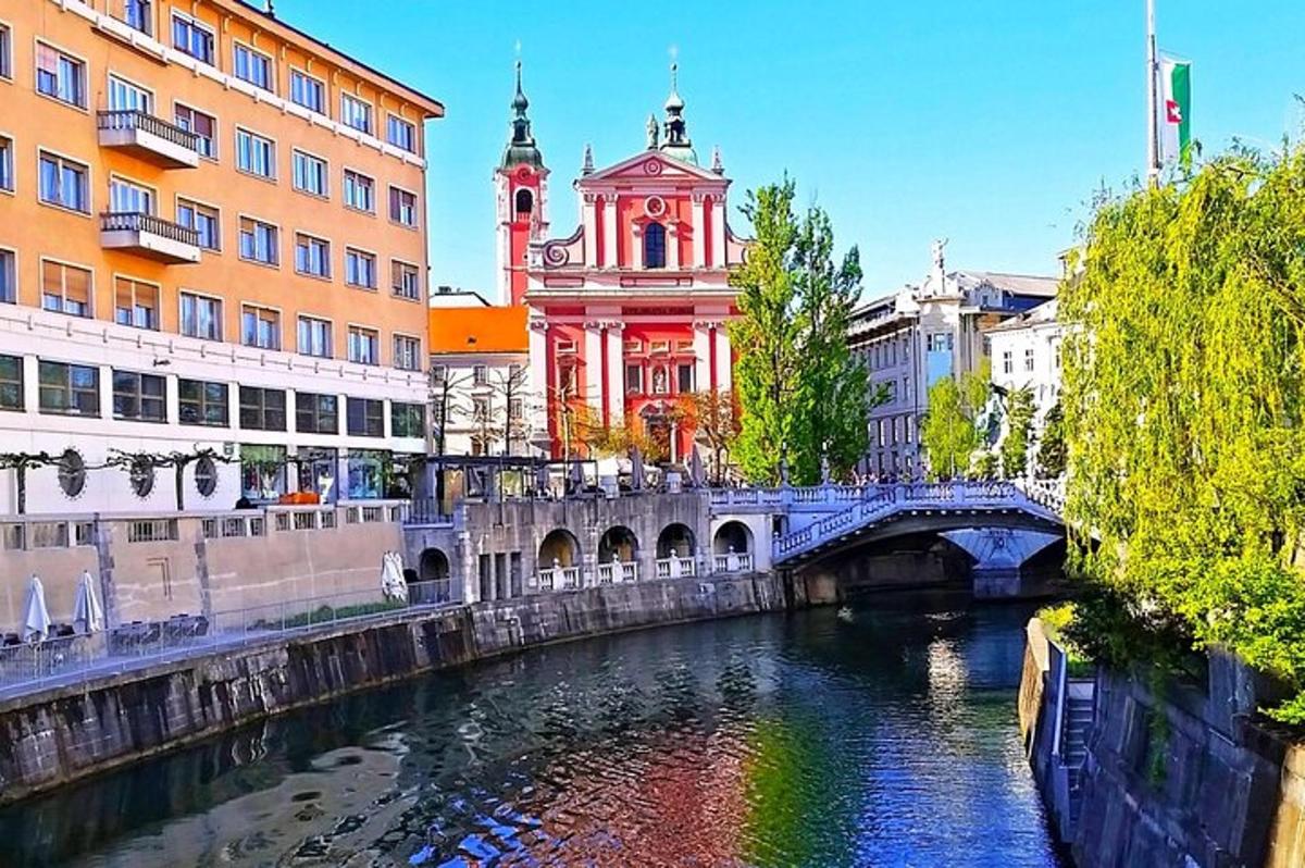 un ponte sopra un fiume in una città con edifici