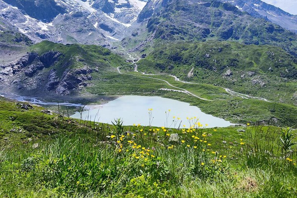 uitzicht op een berg met een watermassa
