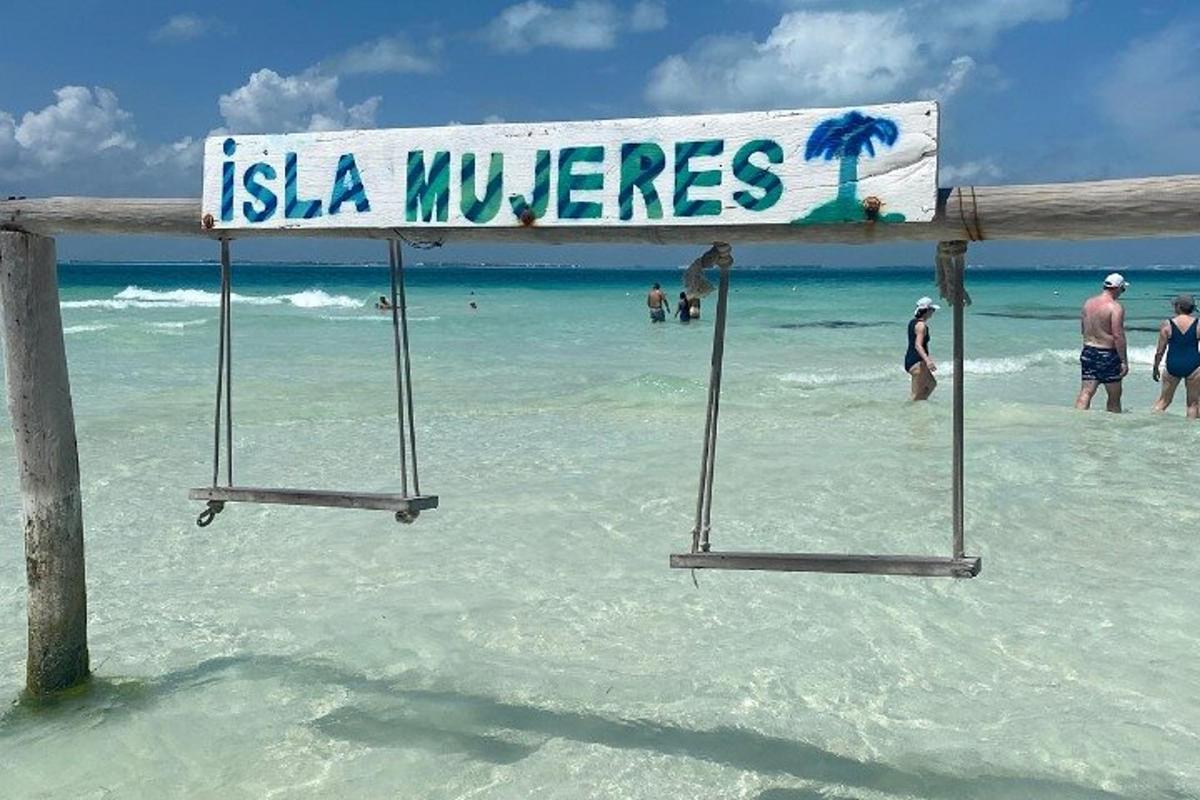 một biển báo có dòng chữ Isla Muncties trên bãi biển