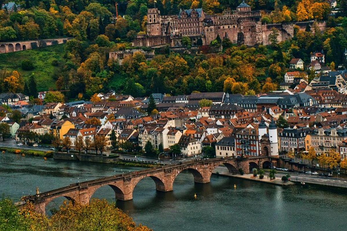 una città con un ponte sopra un fiume con edifici