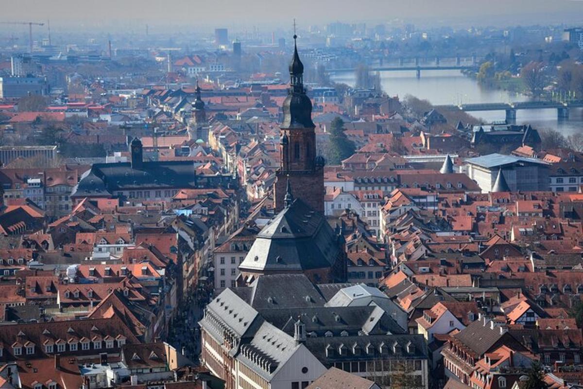 una vista aerea di una città con una torre dell'orologio