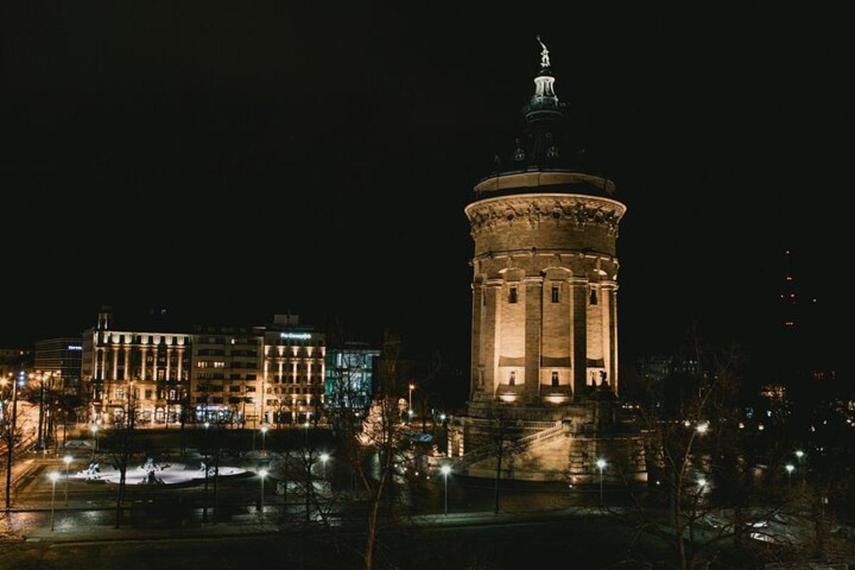 un grande edificio con una torre dell'orologio di notte