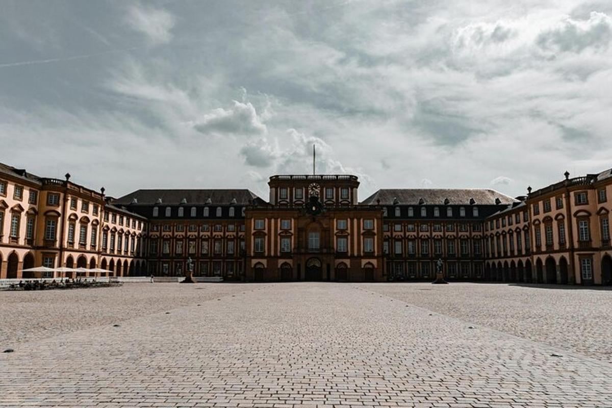 un grande edificio con un orologio sulla facciata